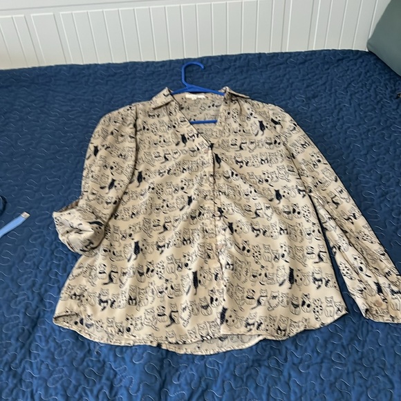 Le Lis Whimsical Cat Pattern Blouse like new - Picture 8 of 8